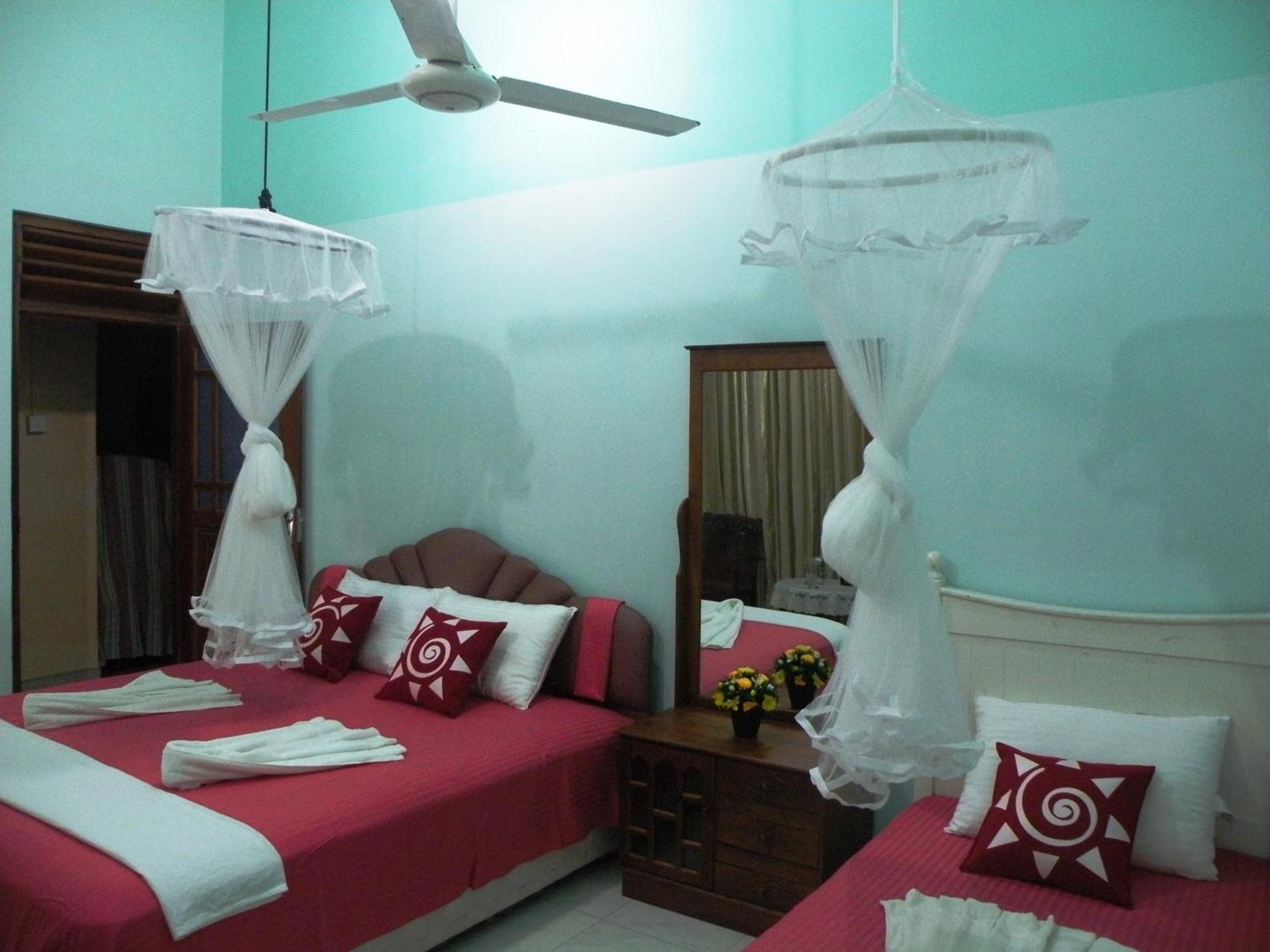 Henderson Airport Residence Negombo Room photo