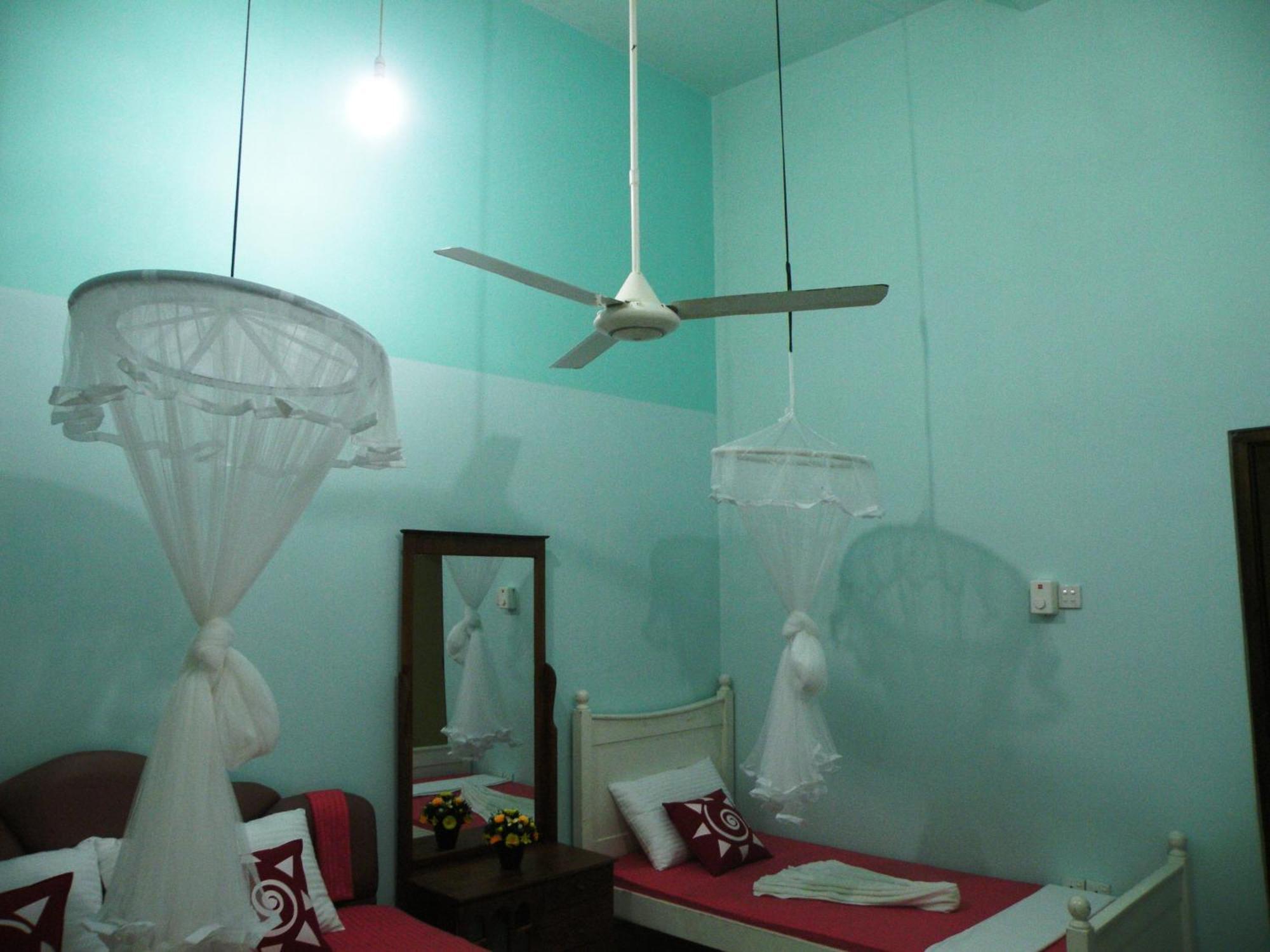 Henderson Airport Residence Negombo Room photo