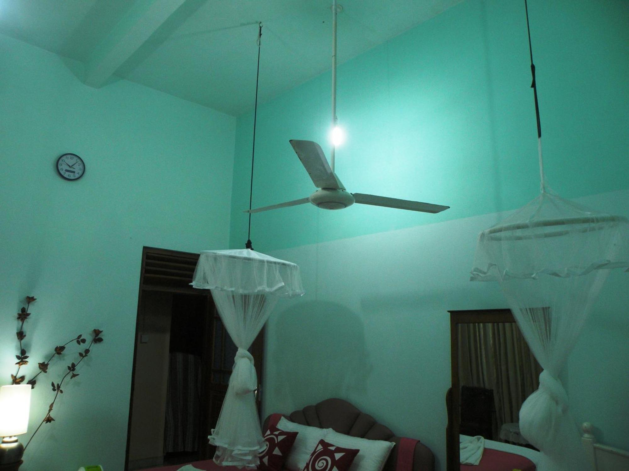 Henderson Airport Residence Negombo Room photo