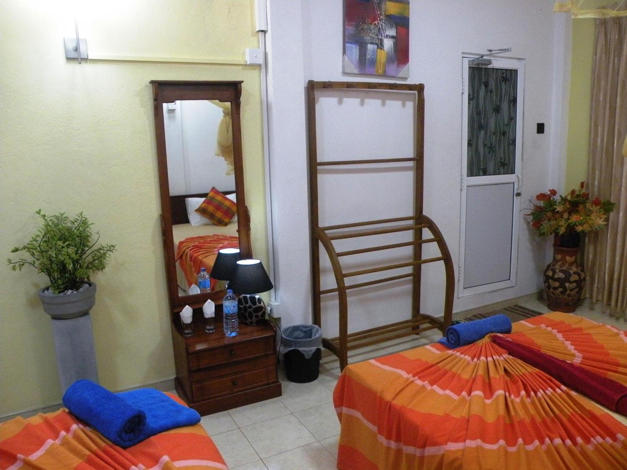 Henderson Airport Residence Negombo Room photo