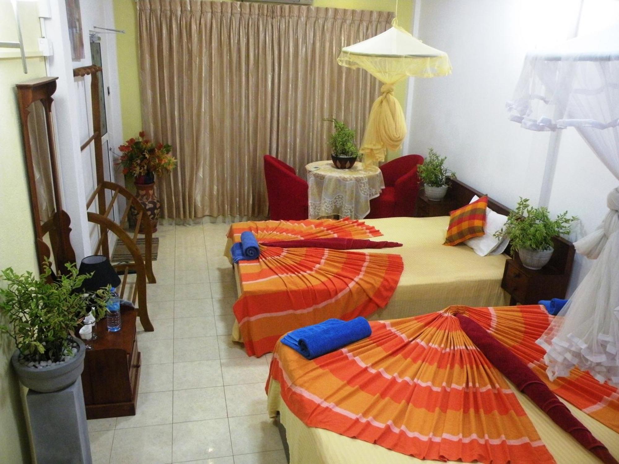 Henderson Airport Residence Negombo Room photo