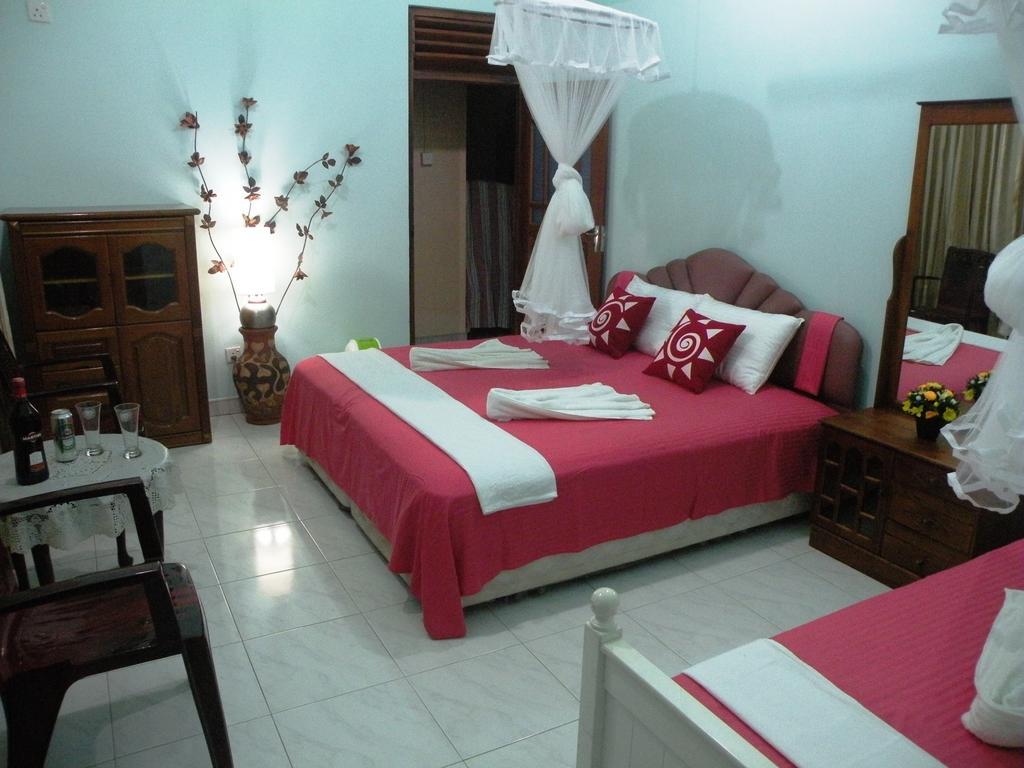 Henderson Airport Residence Negombo Room photo
